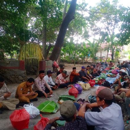 SEDEKAH BUMI DUSUN SAMPANG SEBAGAI WUJUD RASA SYUKUR